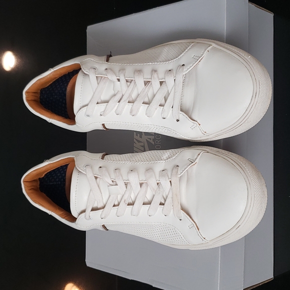 White sneakers - Picture 2 of 9